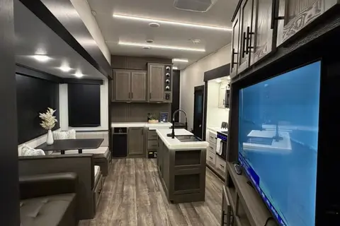 CL41 Forest River ARCTIC WOLF SUITE 3750SUITE Fifth Wheel