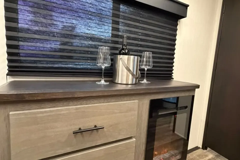 CL41 Forest River ARCTIC WOLF SUITE 3750SUITE Fifth Wheel