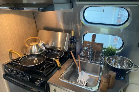Magnolia 1 Airstream 19ft Flying Cloud **FULLY LOADED**