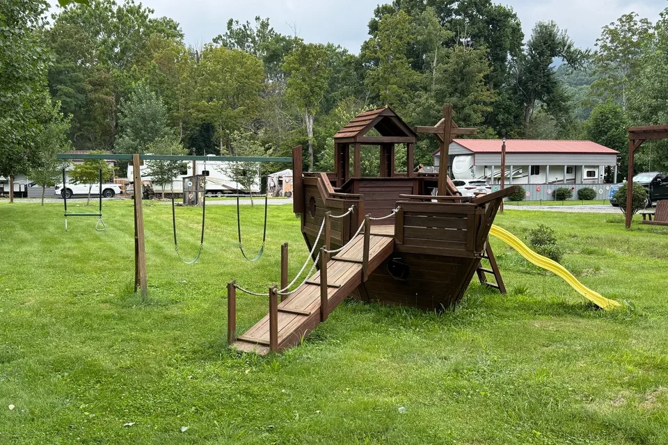 Creekside Mountain Retreat At The Base of Roan Mountain
