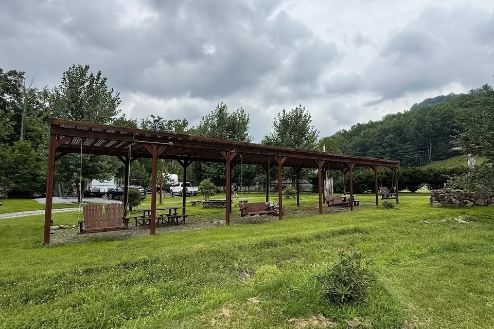 Creekside Mountain Retreat At The Base of Roan Mountain