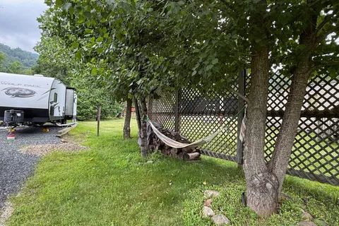 Creekside Mountain Retreat At The Base of Roan Mountain