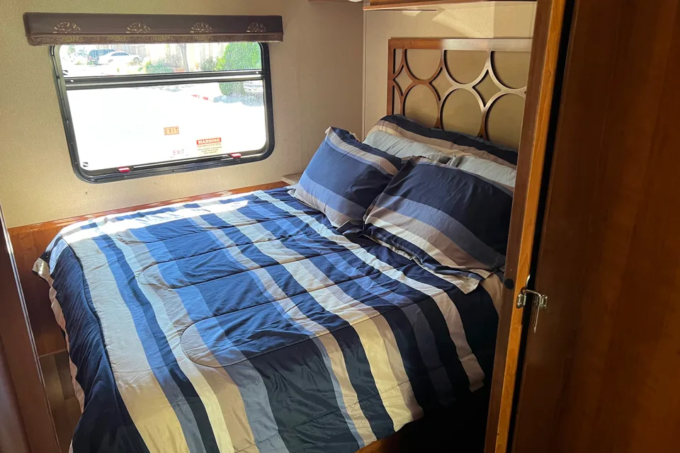 Yasmin & Mike’s Coachmen Pursuit 2019 Class A, fully equipped, impressive  inside and out. MILES*