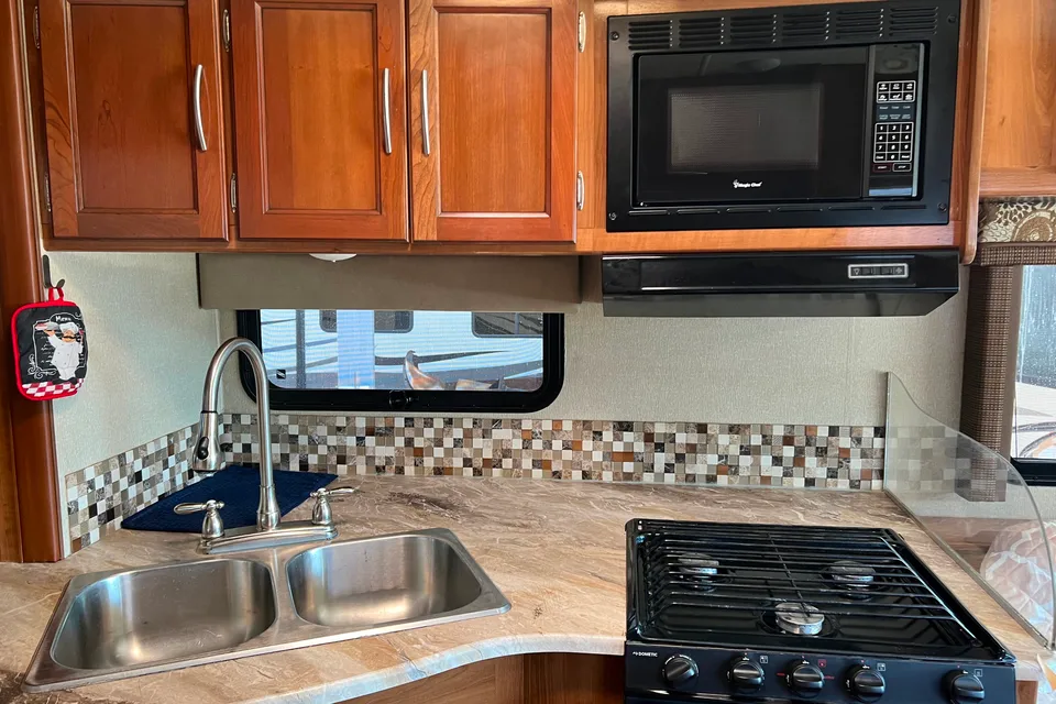 Yasmin & Mike’s Coachmen Pursuit 2019 Class A, fully equipped, impressive  inside and out. MILES*