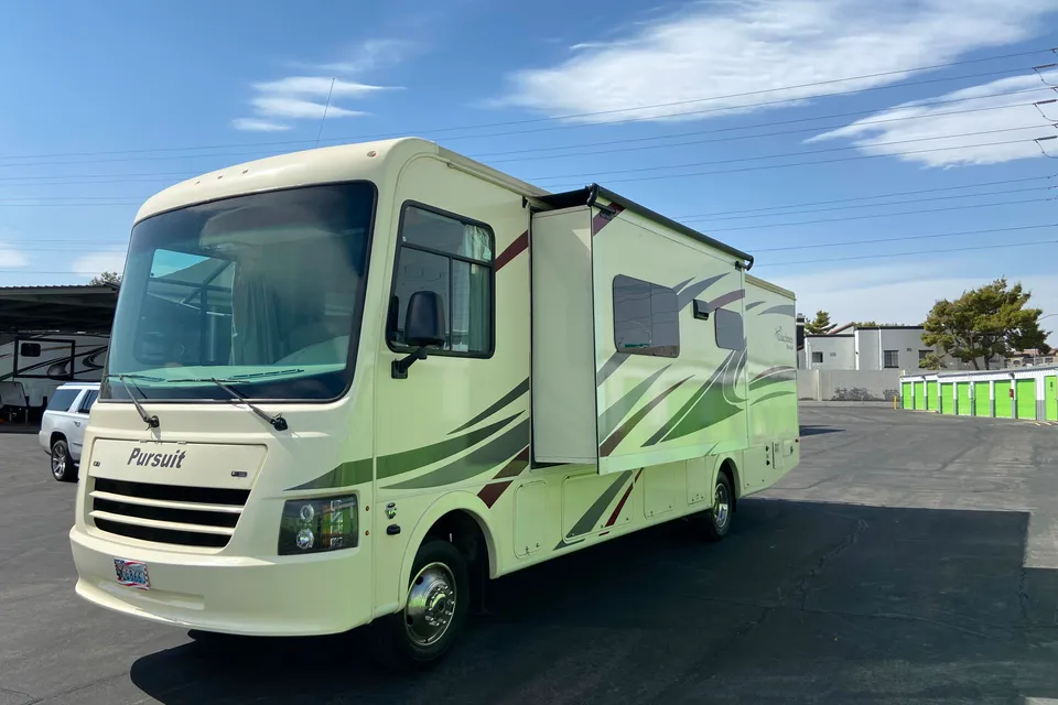 Yasmin & Mike’s Coachmen Pursuit 2019 Class A, fully equipped, impressive  inside and out. MILES*