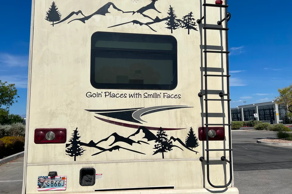 Yasmin & Mike’s Coachmen Pursuit 2019 Class A, fully equipped, impressive  inside and out. MILES*