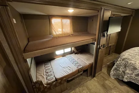 32' Bunkhouse w/ WiFi - Your Home Away From Home