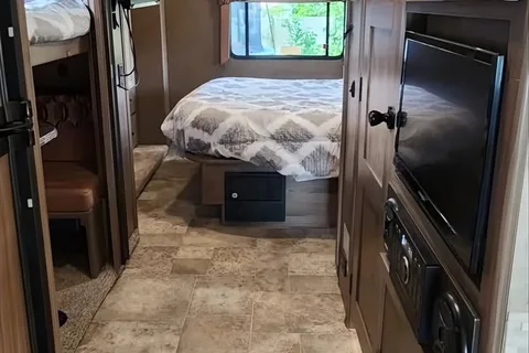 32' Bunkhouse w/ WiFi - Your Home Away From Home