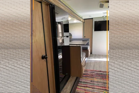 Spacious Wolfpup w/ Bunkbeds and Queen bed