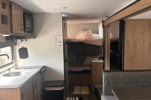 Spacious Wolfpup w/ Bunkbeds and Queen bed
