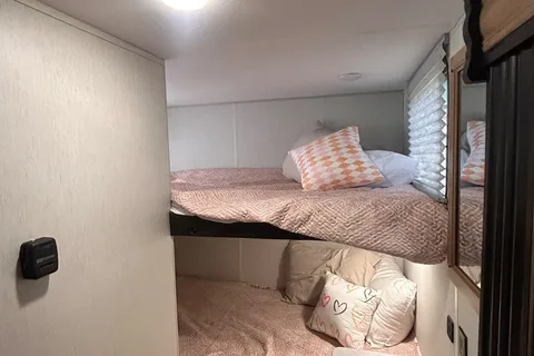 Spacious Wolfpup w/ Bunkbeds and Queen bed