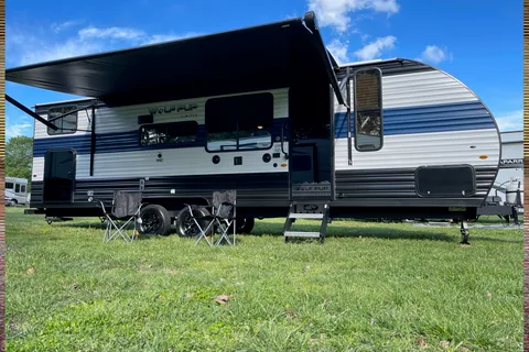 Spacious Wolfpup w/ Bunkbeds and Queen bed