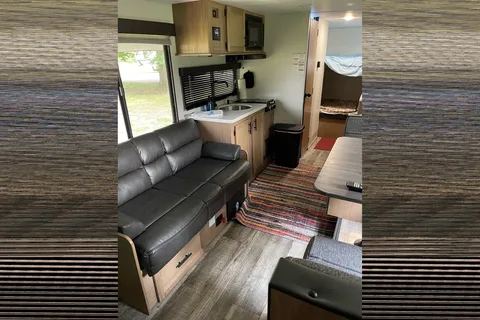 Spacious Wolfpup w/ Bunkbeds and Queen bed