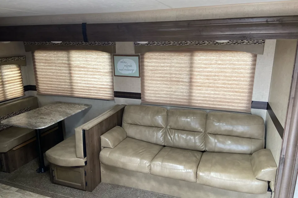 Very Cozy & Beautiful Trailer Sleeps Up To 10 People!