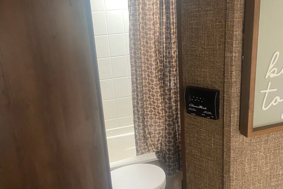 Very Cozy & Beautiful Trailer Sleeps Up To 10 People!