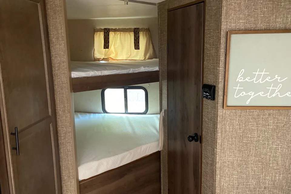 Very Cozy & Beautiful Trailer Sleeps Up To 10 People!