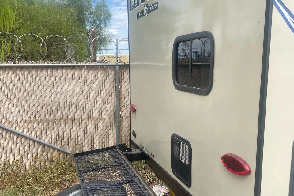 Very Cozy & Beautiful Trailer Sleeps Up To 10 People!