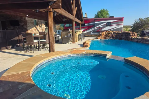 Luxury Motorhome Stay in Weatherford/Aledo, TX