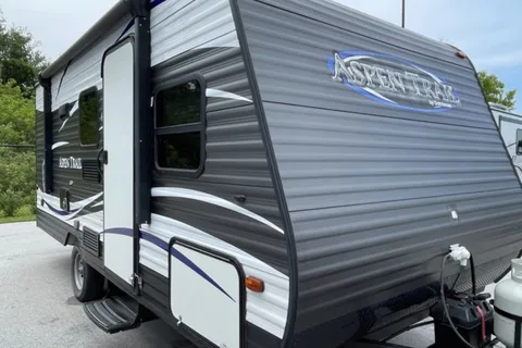 Mathew's Aspen Trailer Trailer 1700 BH Travel Trailer