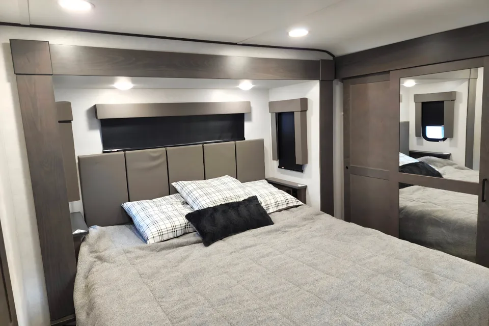 FamAlly Alliance RV Valor 37v13 Toy Hauler Fifth Wheel