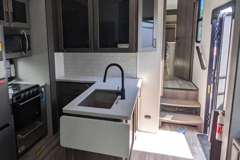FamAlly Alliance RV Valor 37v13 Toy Hauler Fifth Wheel