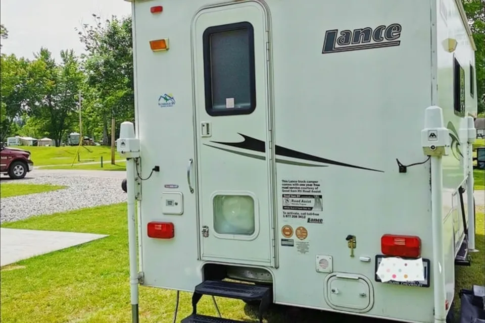 MTL Lance 825 Truck Camper