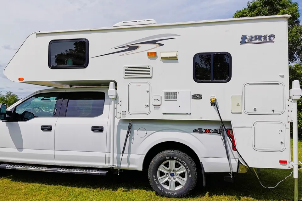 MTL Lance 825 Truck Camper