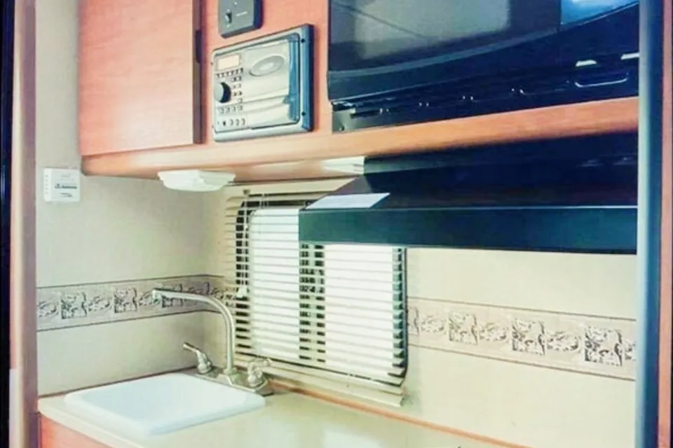 MTL Lance 825 Truck Camper
