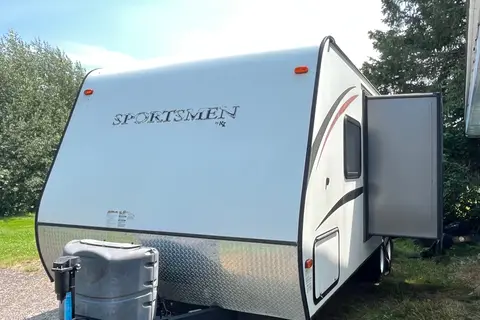 🇨🇦 Dan & Monique’s 24’ KZ Sportsmen Travel Trailer. Family Friendly!  Easy booking!