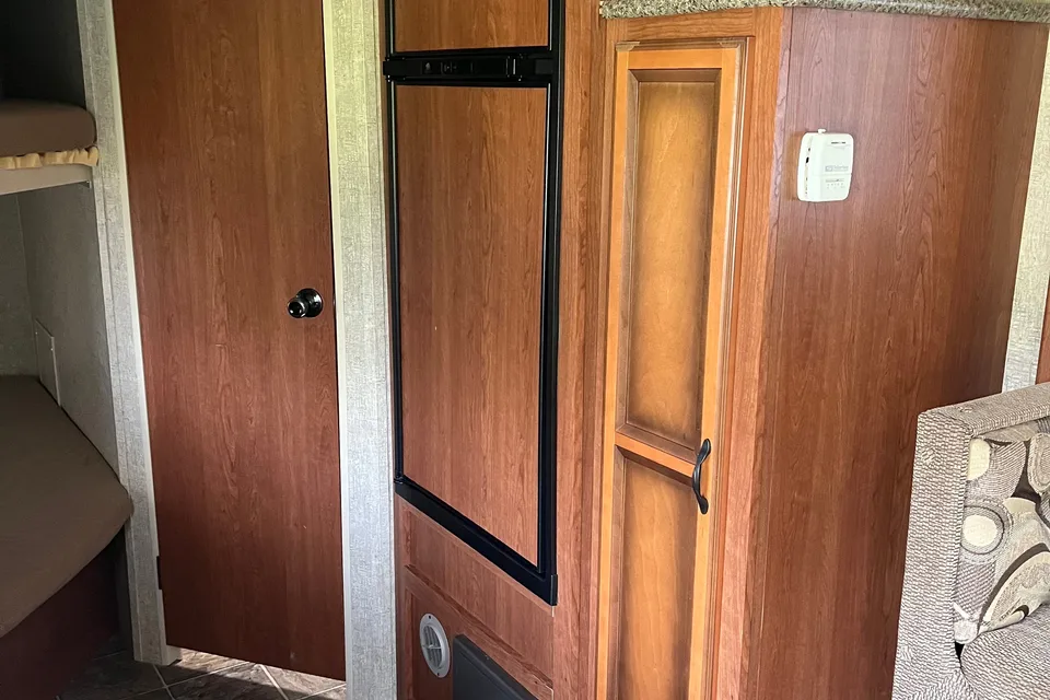 🇨🇦 Dan & Monique’s 24’ KZ Sportsmen Travel Trailer. Family Friendly!  Easy booking!
