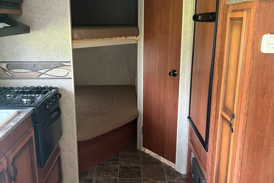 🇨🇦 Dan & Monique’s 24’ KZ Sportsmen Travel Trailer. Family Friendly!  Easy booking!