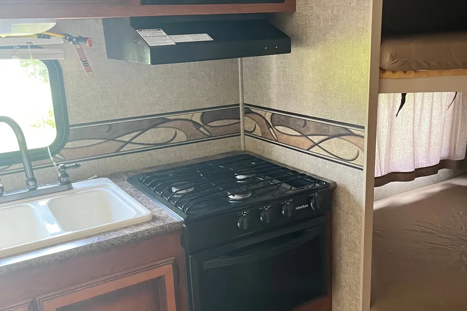 🇨🇦 Dan & Monique’s 24’ KZ Sportsmen Travel Trailer. Family Friendly!  Easy booking!