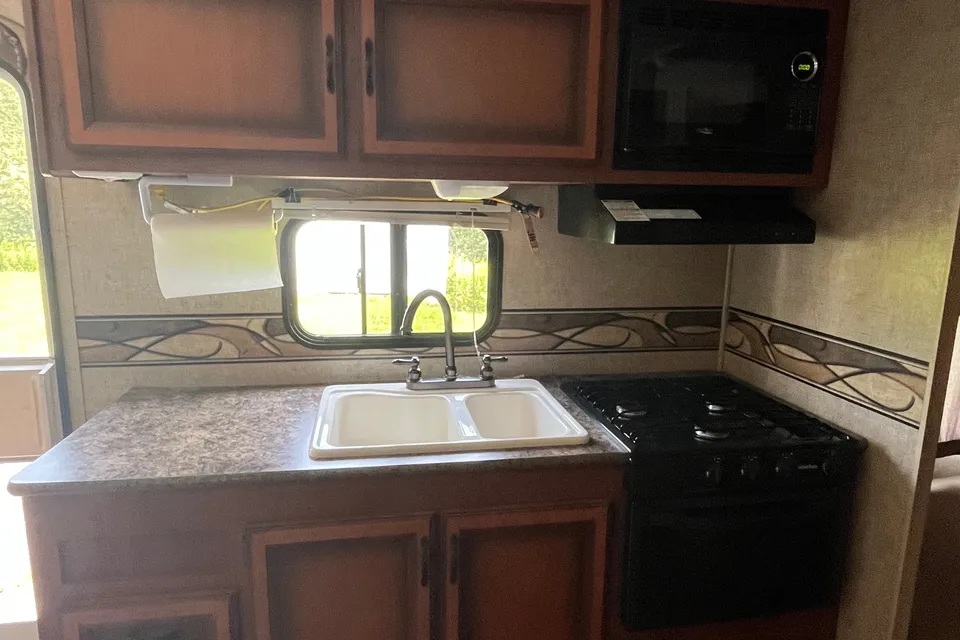 🇨🇦 Dan & Monique’s 24’ KZ Sportsmen Travel Trailer. Family Friendly!  Easy booking!