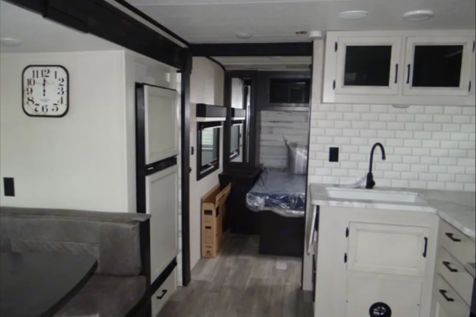 "Wheely" The Camper - Jayco Feather 24BH Clean & Spacious