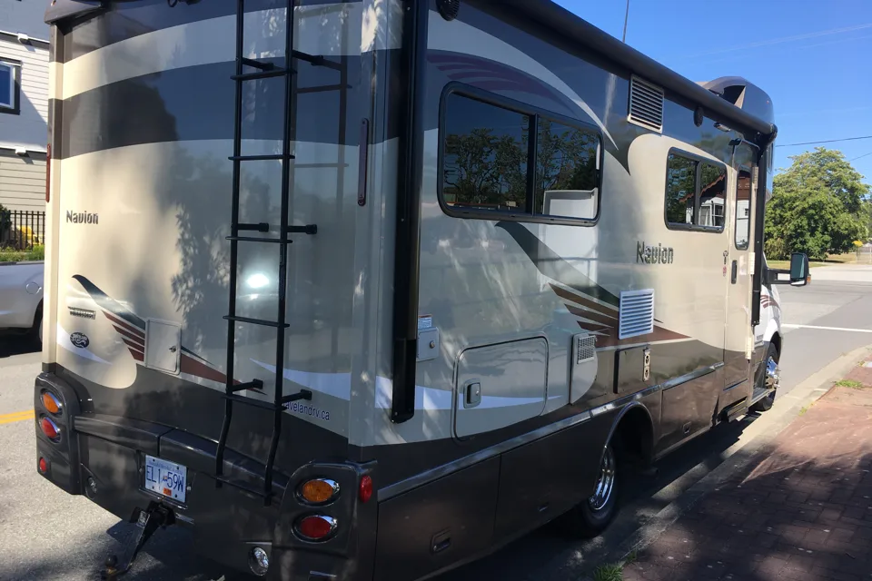 Luxury Mercedes Navion – Includes High Speed Internet & Parks Canada Discovery Pass*!