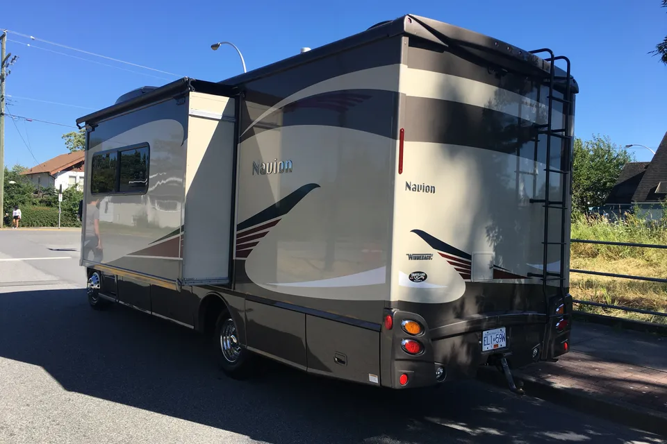 Luxury Mercedes Navion – Includes High Speed Internet & Parks Canada Discovery Pass*!