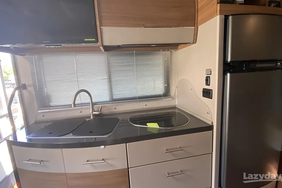 Luxury Mercedes Navion – Includes High Speed Internet & Parks Canada Discovery Pass*!