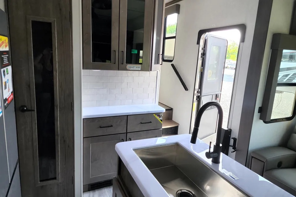 Wagg's Alliance RV 36V11 Toy Hauler
