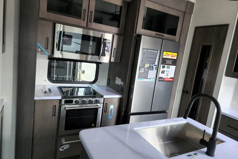 Wagg's Alliance RV 36V11 Toy Hauler