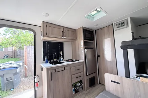 Jay's Coleman 17B Travel Trailer