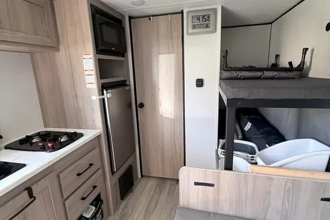 Jay's Coleman 17B Travel Trailer
