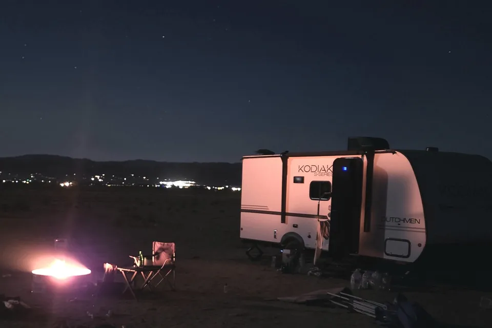 Travel Trailer 3300lbs sleeps 5