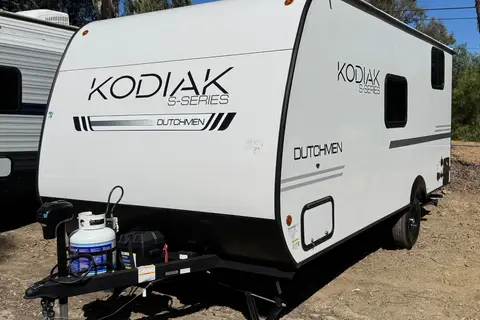 Travel Trailer 3300lbs sleeps 5