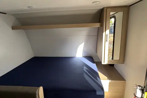 Travel Trailer 3300lbs sleeps 5