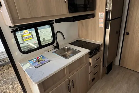 Travel Trailer 3300lbs sleeps 5