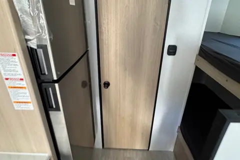 Travel Trailer 3300lbs sleeps 5