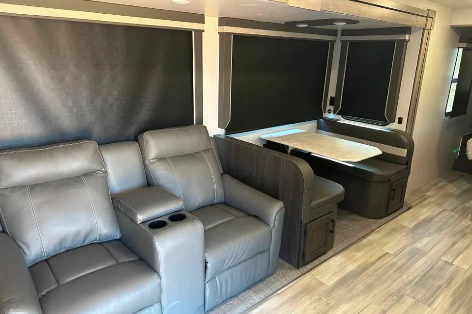 31' Winnebago Voyage Travel Trailer