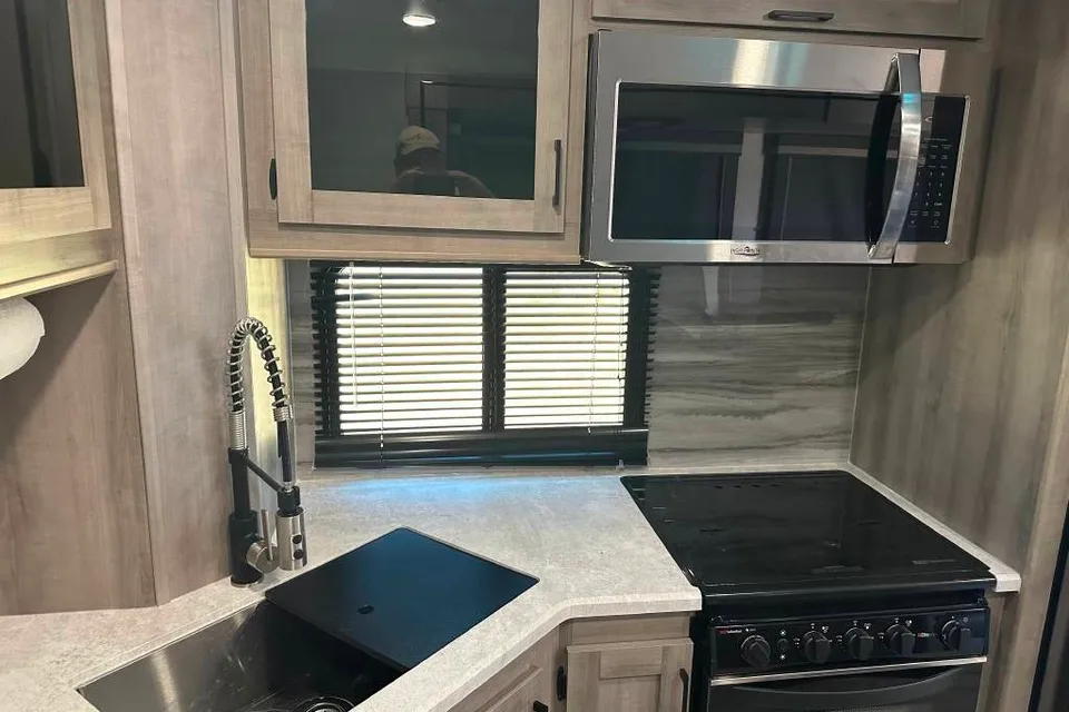 31' Winnebago Voyage Travel Trailer