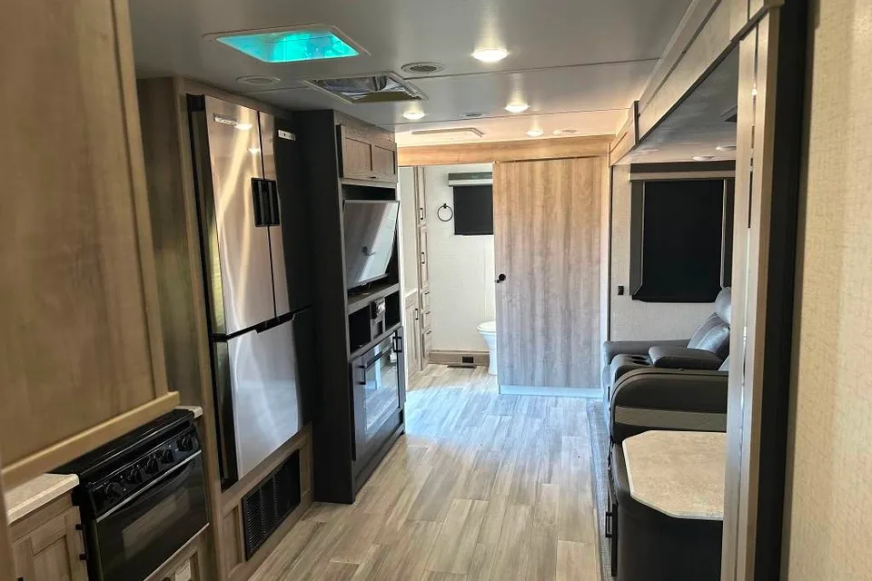31' Winnebago Voyage Travel Trailer