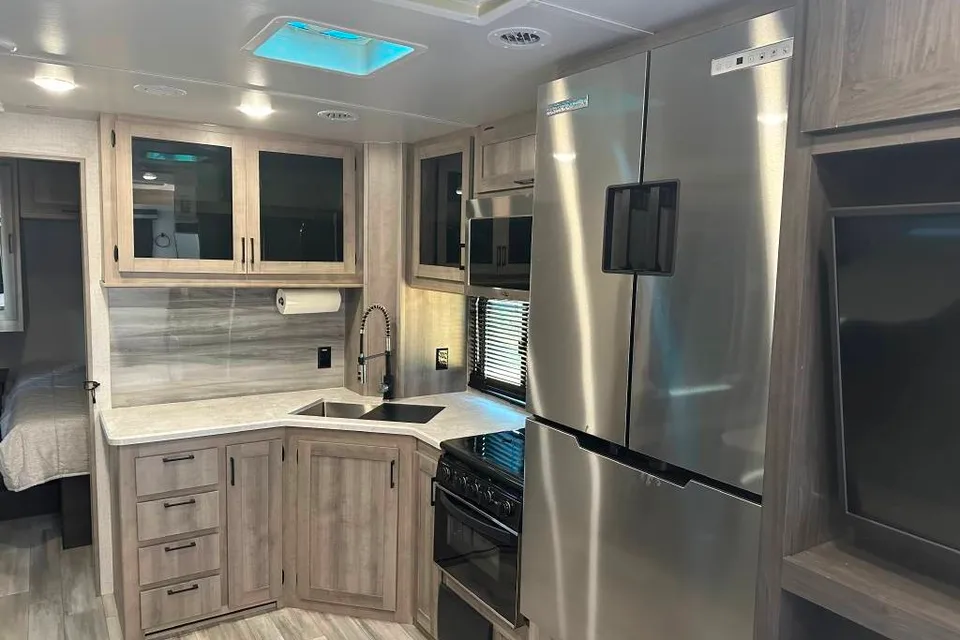31' Winnebago Voyage Travel Trailer